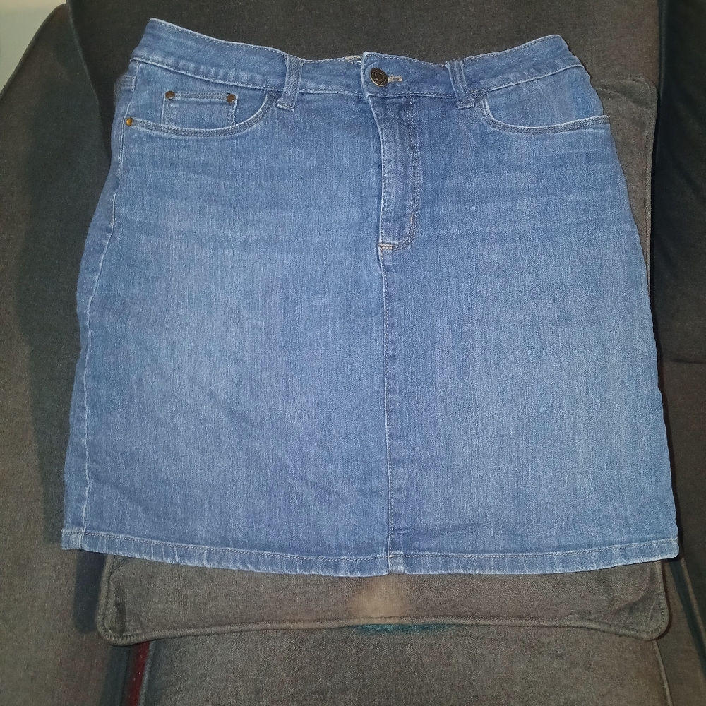 Croft & Barrow Blue Denim Skirt Sz 8 W/shorts Underneath (090225B)